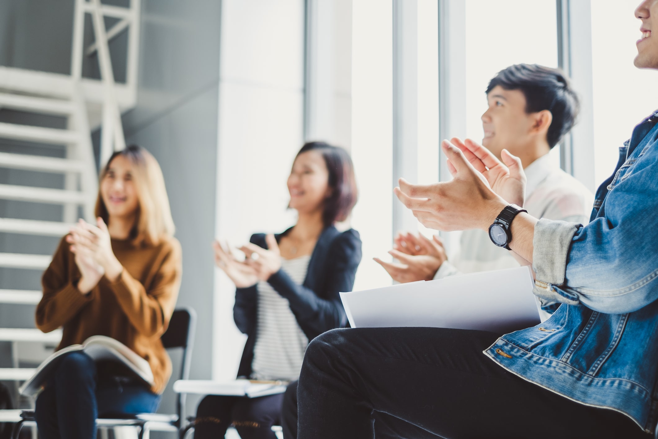 employees clapping for colleague_reward and recognize_service